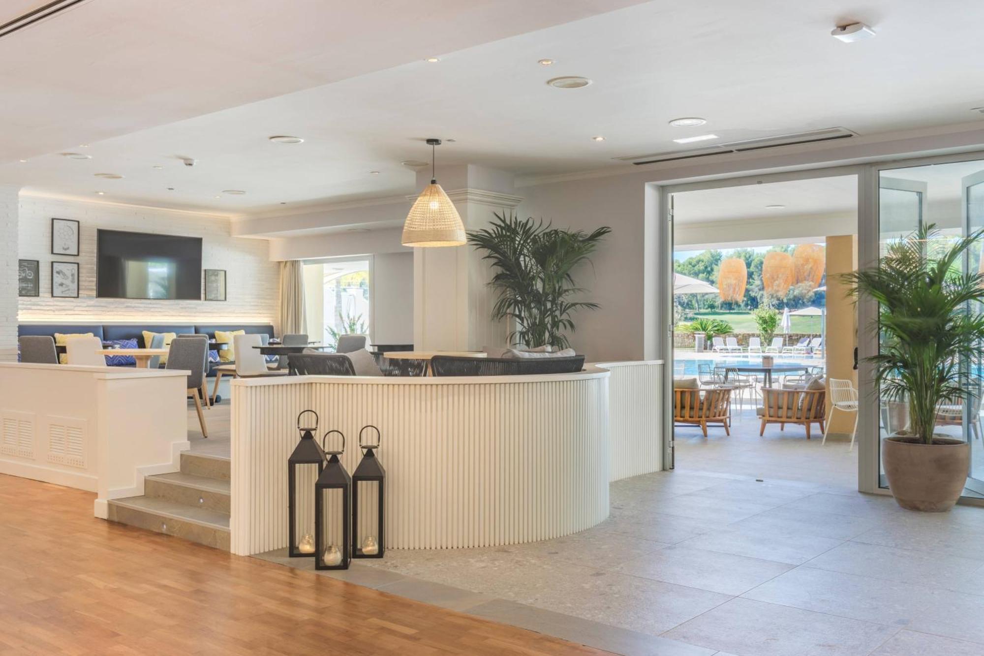 Denia Marriott La Sella Golf Resort & Spa Екстериор снимка The interior of the clubhouse at The Grove