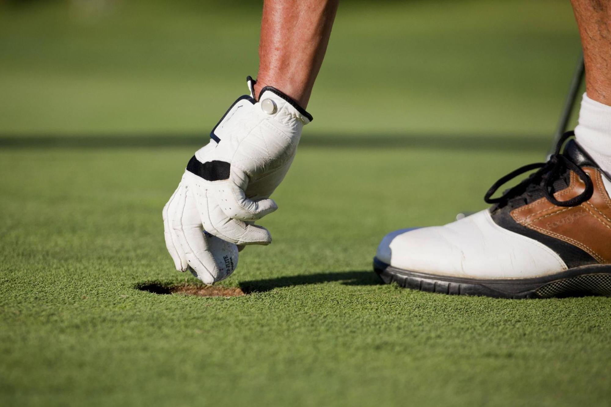Denia Marriott La Sella Golf Resort & Spa Екстериор снимка A player marks his ball
